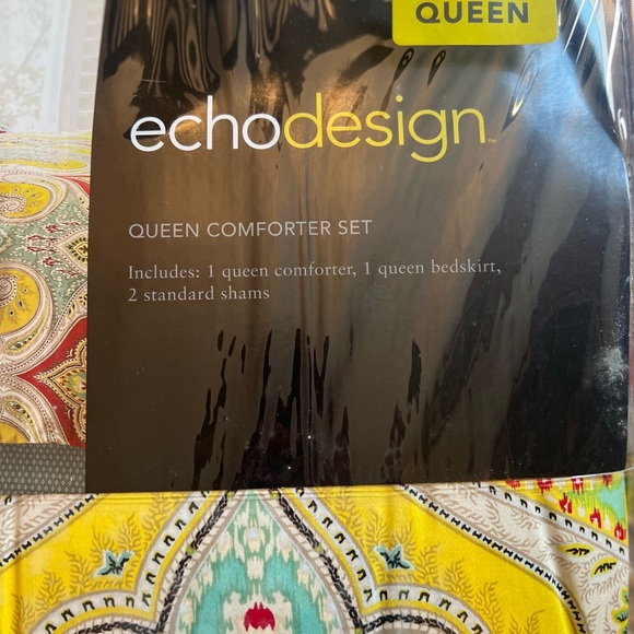 Queen EchoDesign Comforter Set with 2 extra Shams & decorative Pillow - Picture 3 of 8